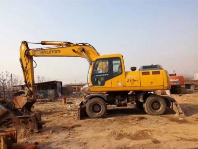 租賃210輪胎式挖掘機，助力室外裝飾裝潢工程——匯租平臺專業(yè)服務